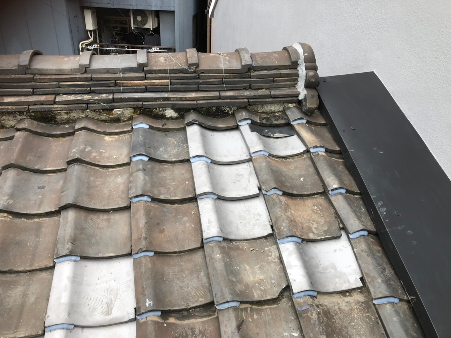 割れてしまった瓦の差し替え工事